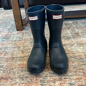 Hunter Short Wellies in Navy Color